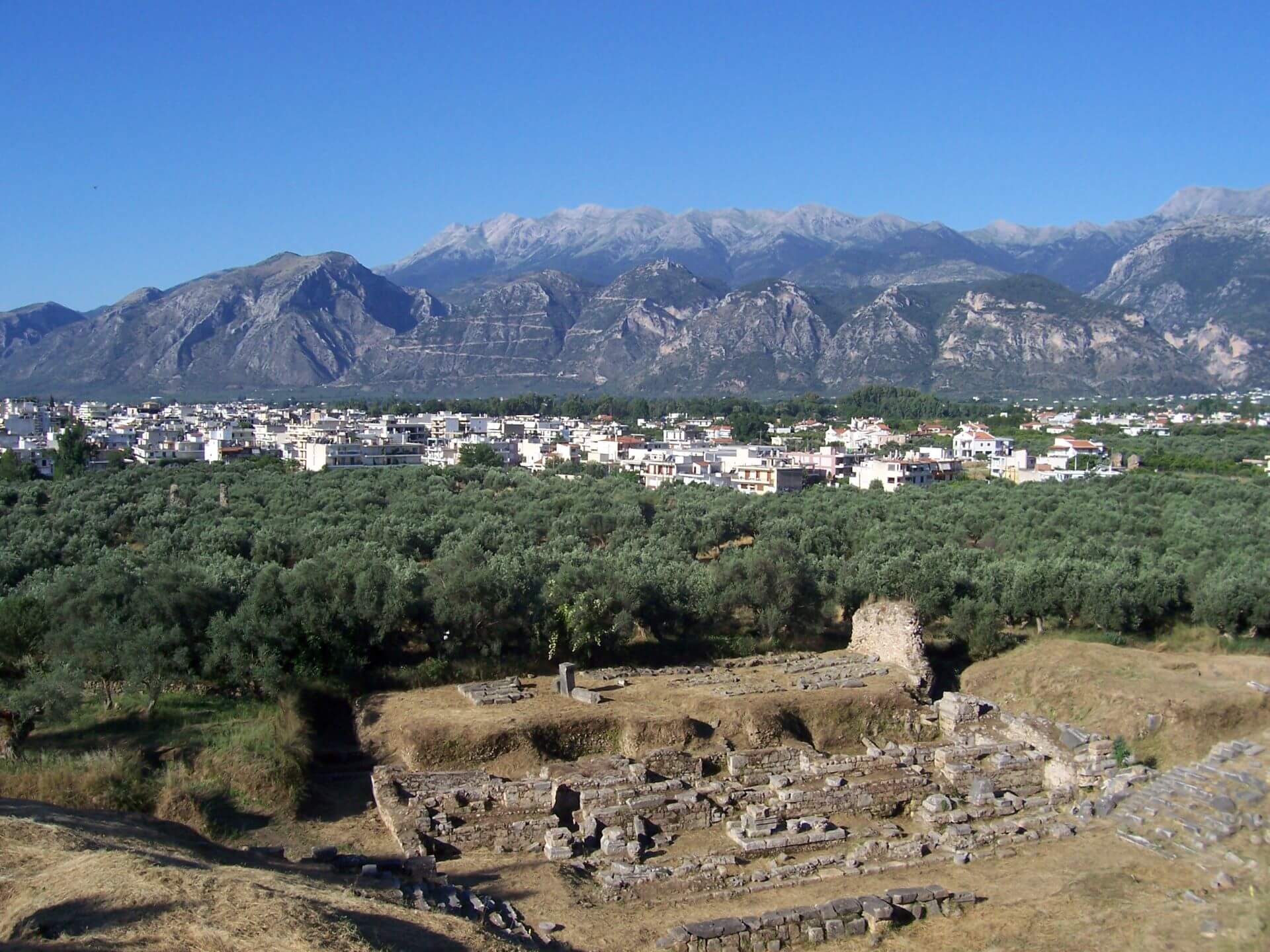 Άποψη του θεάτρου, της Σπάρτης και του Ταϋγέτου (αρχείο ΕΦΑΛΑΚ)