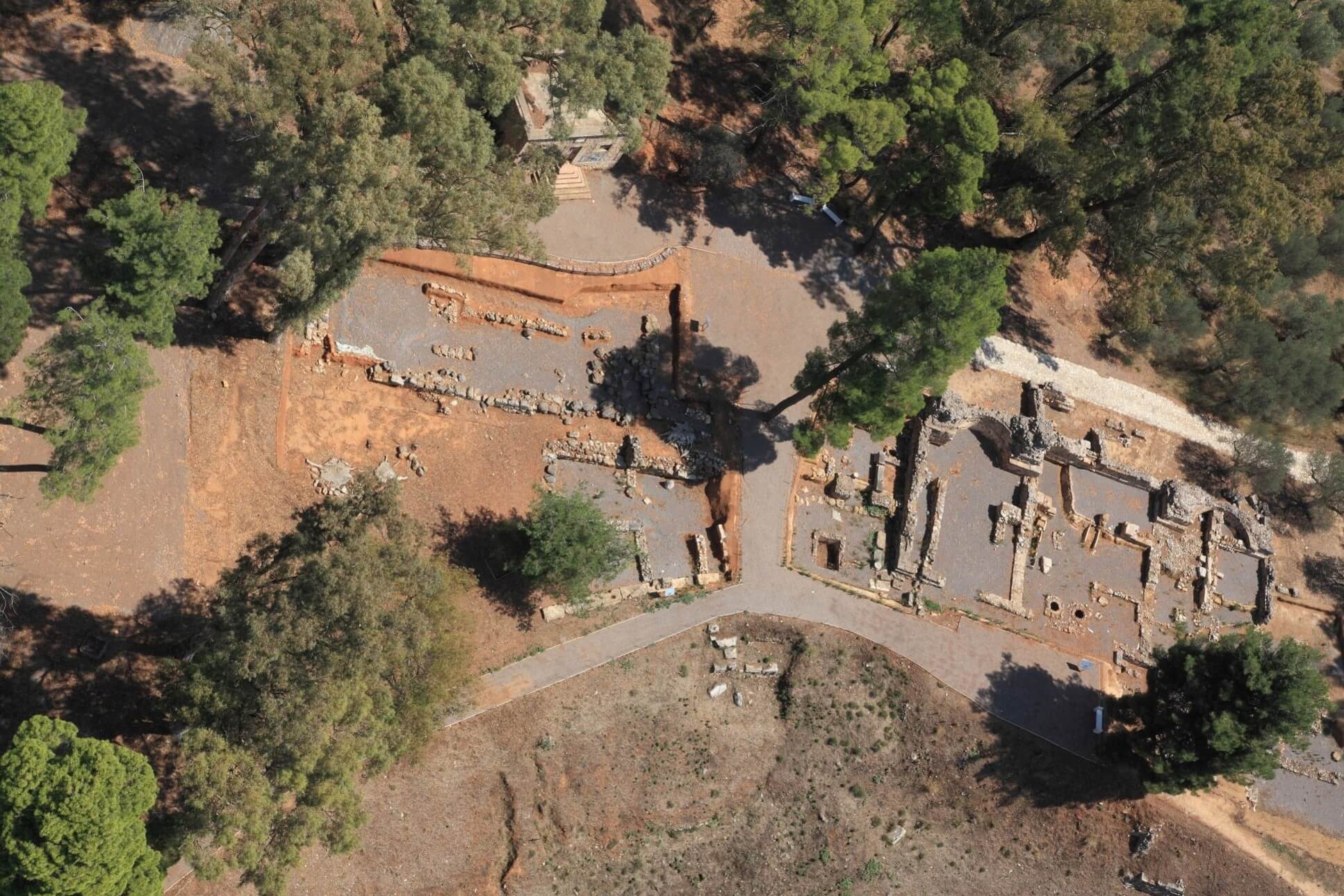 Η κορυφή του λόφου της ακρόπολης με τα μνημεία (αρχείο ΕΦΑΛΑΚ)