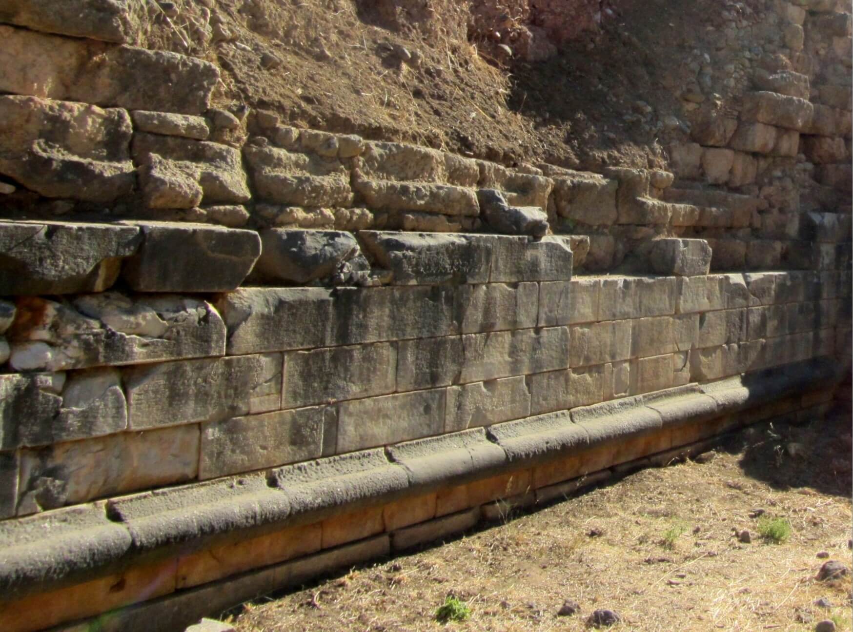 Η ενεπίγραφη πρόσοψη του ανατολικού αναλήμματος του θεάτρου, 2ος αι. μ.Χ. (αρχείο ΕΦΑΛΑΚ)