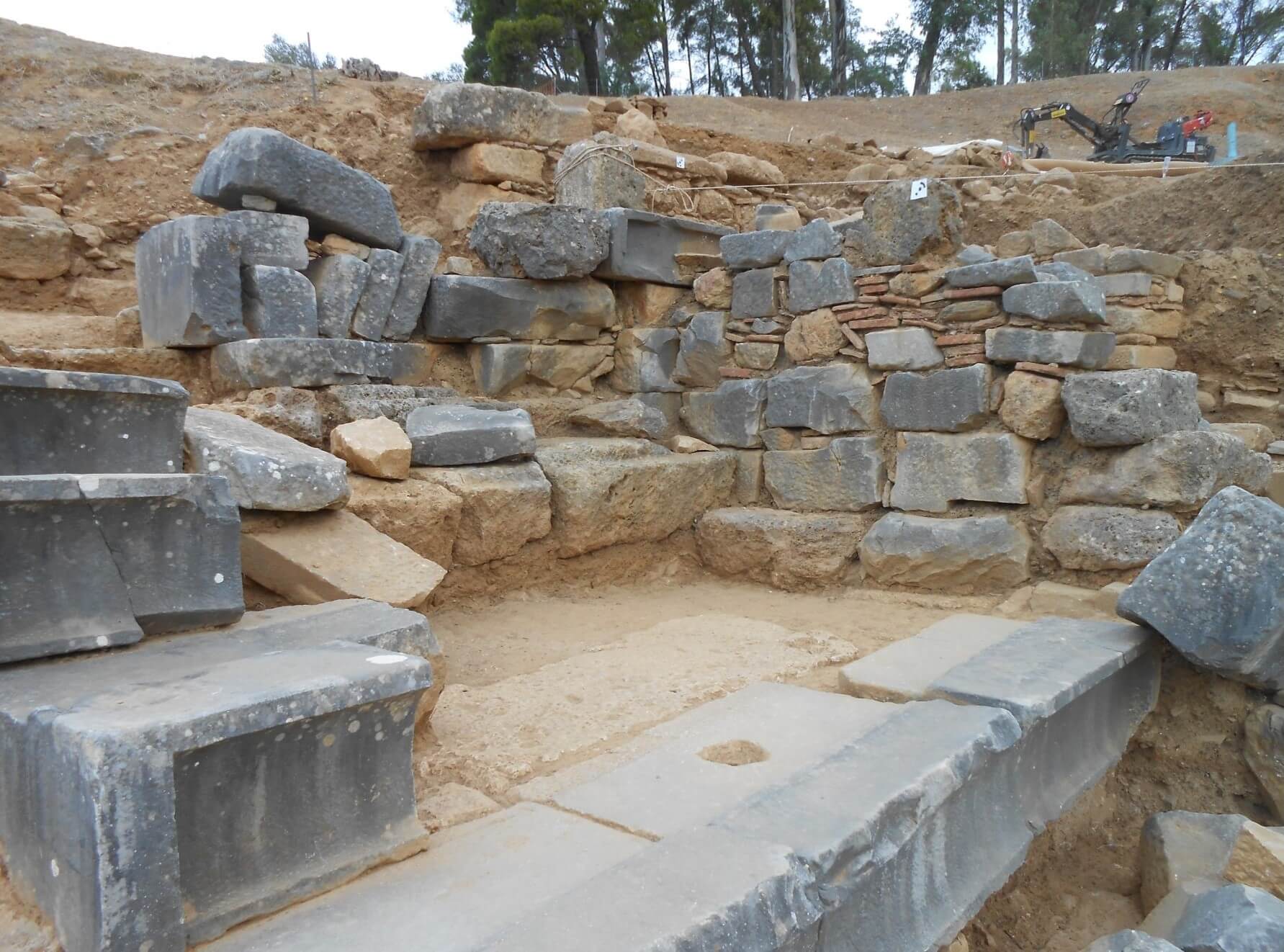 Βυζαντινές κατασκευές στο δυτικό τμήμα του θεάτρου (αρχείο ΕΦΑΛΑΚ)