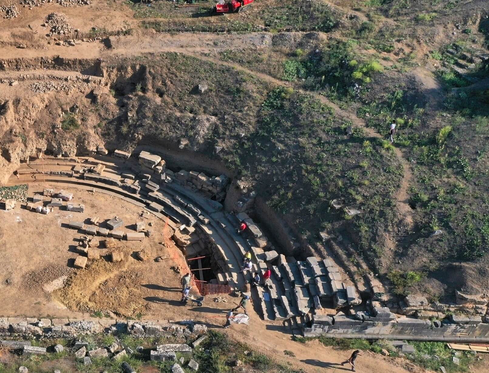 Γενική άποψη του ανατολικού τμήματος της ορχήστρας και του ευρίπου κατά τη διάρκεια των εργασιών