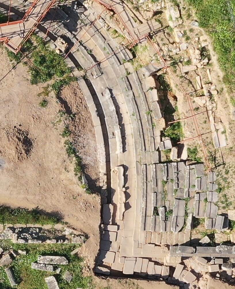 Αεροφωτογραφία του ανατολικού τμήματος του θεάτρου ύστερα από την ολοκλήρωση της αποκατάστασης του νοτιοανατολικού τμήματος του ευρίπου (αρχείο ΕΦΑΛΑΚ)