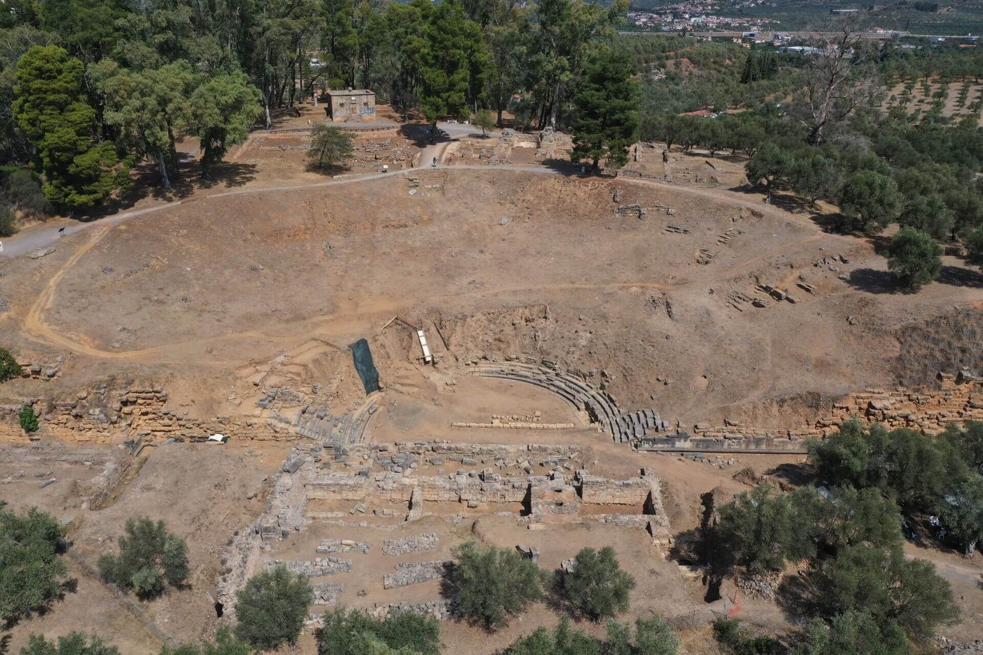 Αεροφωτογραφία του αρχαίου θεάτρου Σπάρτης, έτος 2021 (αρχείο ΕΦΑΛΑΚ)