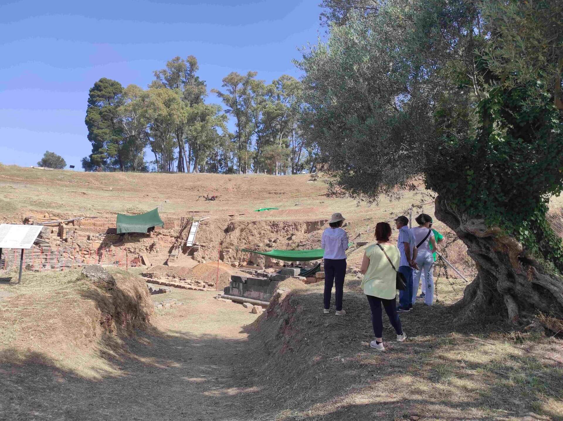 Ξεναγήσεις και έκθεση με αντίγραφα χαρακτικών στον χώρο του θεάτρου. Πράσινες Πολιτιστικές Διαδρομές, έτος 2022 (αρχείο ΕΦΑΛΑΚ)