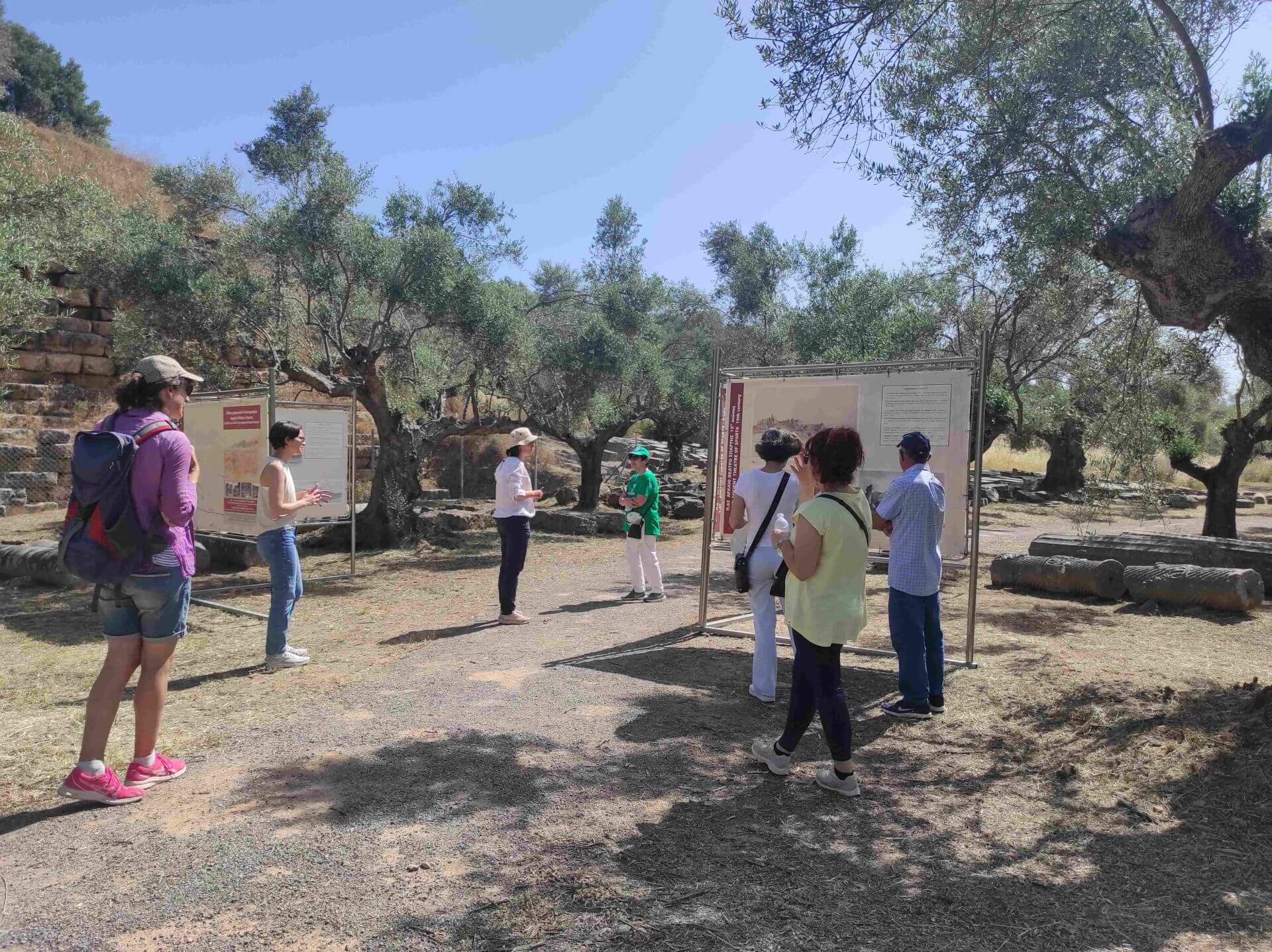 Ξεναγήσεις και έκθεση με αντίγραφα χαρακτικών στον χώρο του θεάτρου. Πράσινες Πολιτιστικές Διαδρομές, έτος 2022 (αρχείο ΕΦΑΛΑΚ)