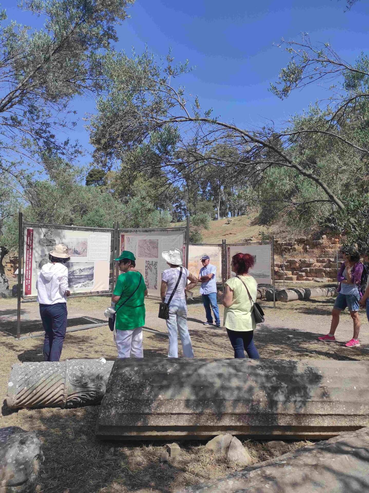 Ξεναγήσεις και έκθεση με αντίγραφα χαρακτικών στον χώρο του θεάτρου. Πράσινες Πολιτιστικές Διαδρομές, έτος 2022 (αρχείο ΕΦΑΛΑΚ)