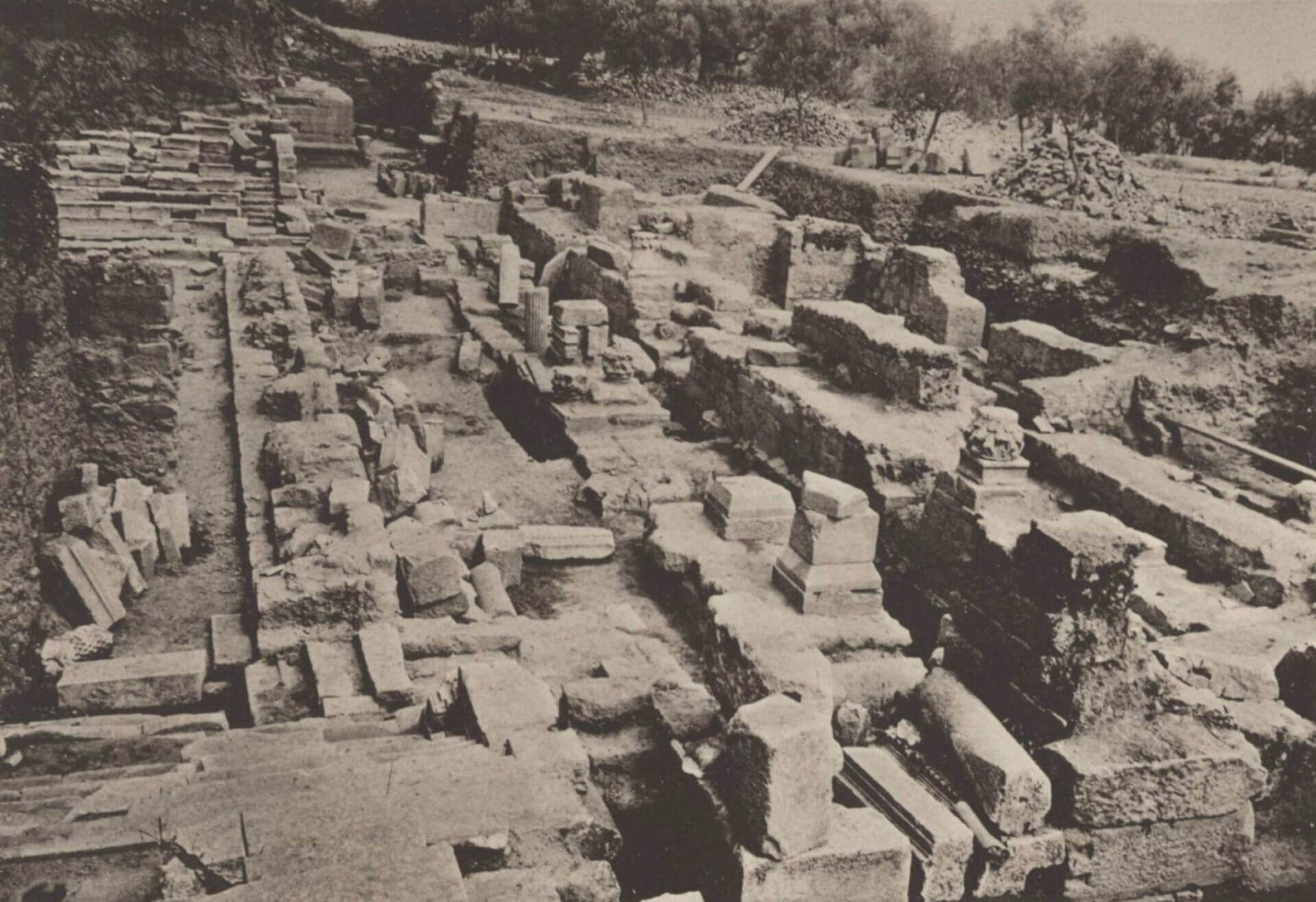 Το σκηνικό οικοδόμημα του θεάτρου κατά τη διάρκεια των εργασιών της Βρετανικής Σχολής Αθηνών το έτος 1926.